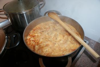 Sopa de ajo castellana (preparación).
