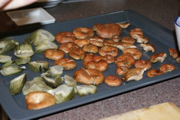 Níscalos al horno con alcachofas (preparación).